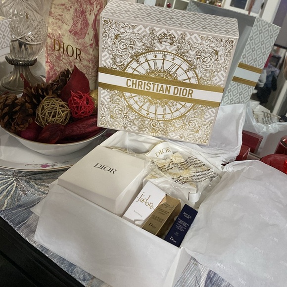 Dior Holiday Pouch Gift Set - Picture 11 of 11